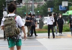 Hàn Quốc: Vừa được tự do đi làm, nhân viên văn phòng lại bị quấy rối