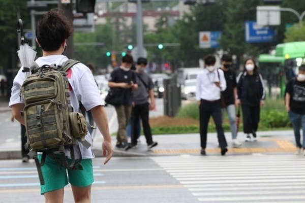 Hàn Quốc: Vừa được tự do đi làm, nhân viên văn phòng lại bị quấy rối