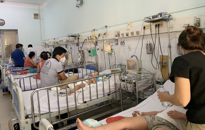Bác sĩ dốc lực chạy đua tử thần cứu sống hai bệnh nhi sốc sốt xuất huyết Dengue