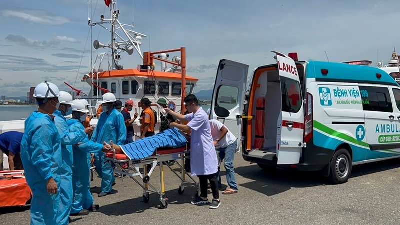 2 ngư dân gặp tai nạn nguy kịch, dập cánh tay khi hành nghề giữa biển khơi
