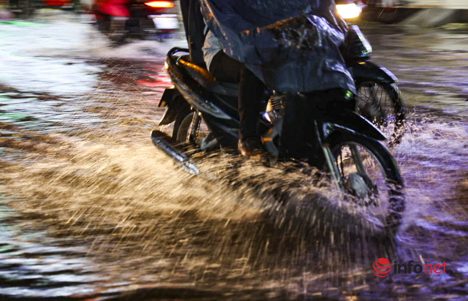 Hà Nội: Cơn mưa lớn kéo dài, nhiều tuyến phố ngập úng, người dân phải dùng xô tát nước ra khỏi nhà