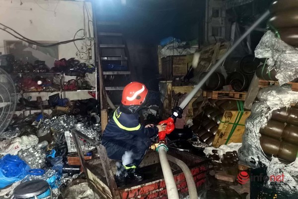 Hà Nội: Nhiều đơn vị cứu hỏa hợp sức trong đêm khống chế 'bà hỏa'