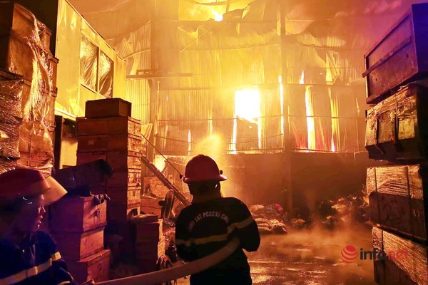 Hà Nội: Nhiều đơn vị cứu hỏa hợp sức trong đêm khống chế 'bà hỏa'