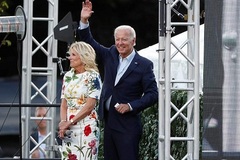 Khoảnh khắc Đệ nhất phu nhân Mỹ ‘nhắc khéo’ chồng và phản ứng bất ngờ của ông Biden