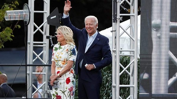Khoảnh khắc Đệ nhất phu nhân Mỹ ‘nhắc khéo’ chồng và phản ứng bất ngờ của ông Biden