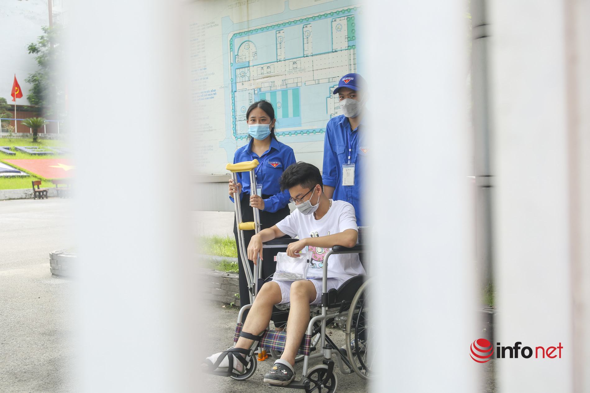 Hà Nội: Thí sinh ngồi xe lăn đi thi tự tin, vui vẻ, được hỗ trợ nhiệt tình
