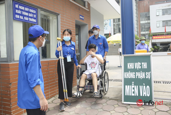 Hà Nội: Thí sinh ngồi xe lăn đi thi tự tin, vui vẻ, được hỗ trợ nhiệt tình