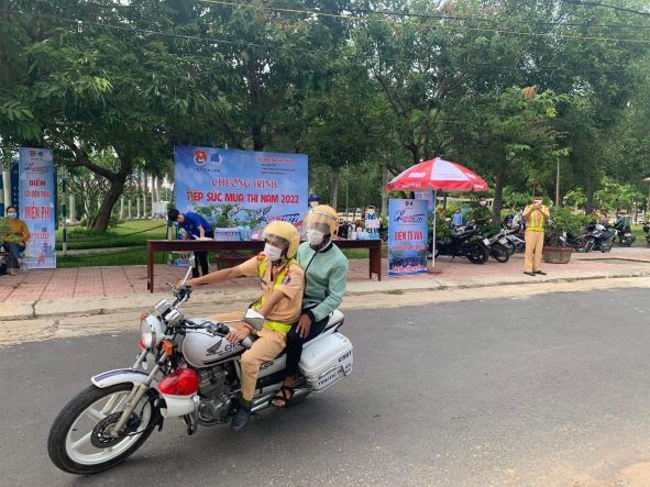 Đắk Lắk: Thí sinh được CSGT dùng xe đặc chủng về tận nhà đưa đến điểm thi