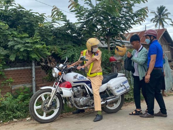 Đắk Lắk: Thí sinh được CSGT dùng xe đặc chủng về tận nhà đưa đến điểm thi