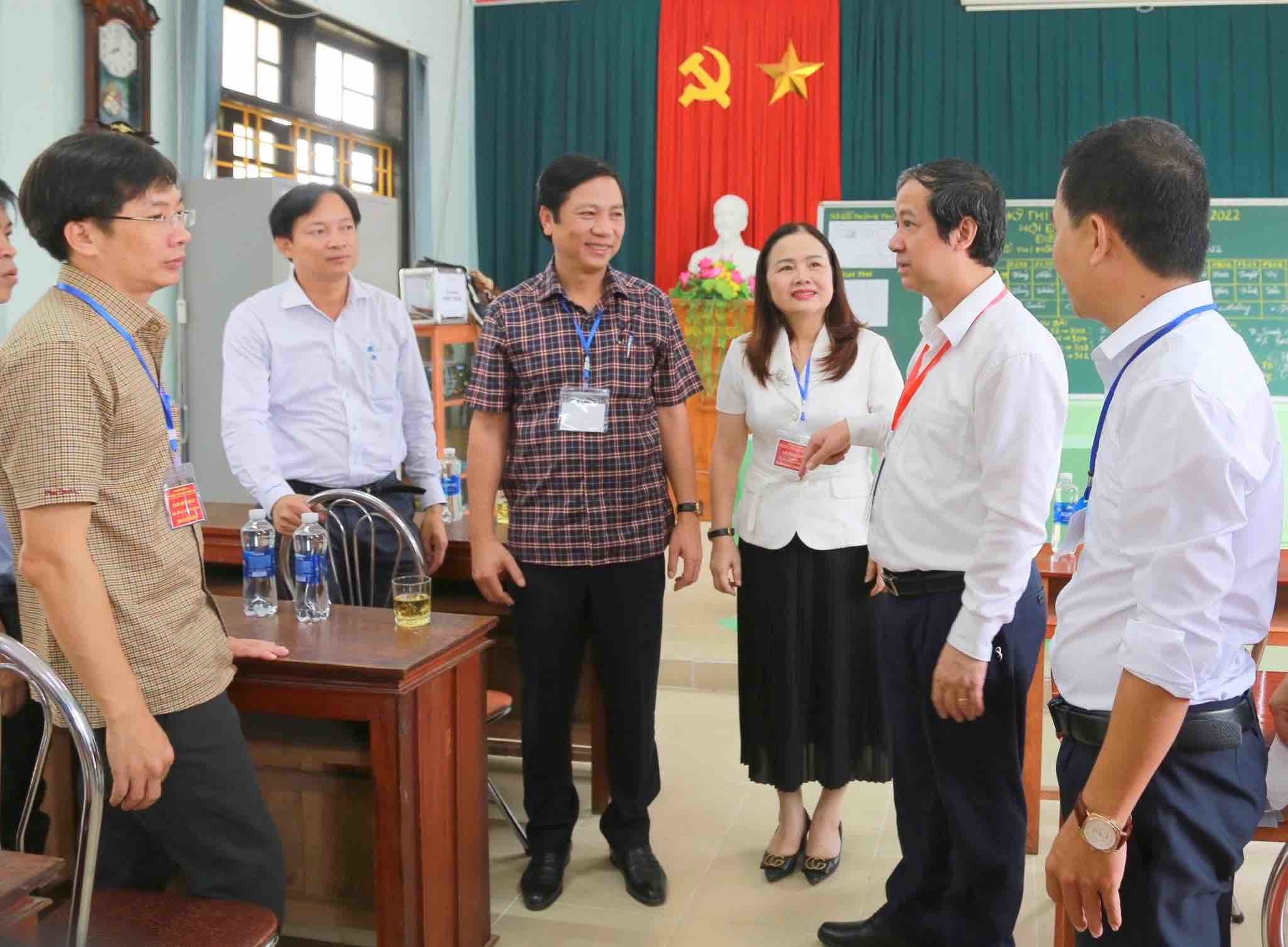 Bộ trưởng Nguyễn Kim Sơn kiểm tra tổ chức thi tốt nghiệp THPT tại tỉnh Quảng Trị