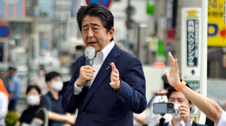 Cựu Thủ tướng Nhật Bản Abe bị bắn vào cổ, danh tính nghi phạm nổ súng vừa được tiết lộ
