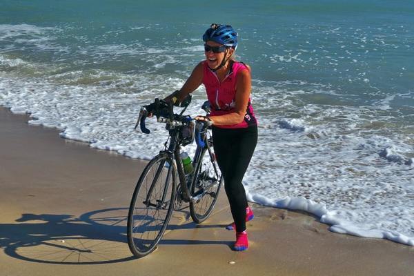 Đạp xe đạp trên biển, vượt qua chặng đường 3.352 km để lập kỷ lục thế giới