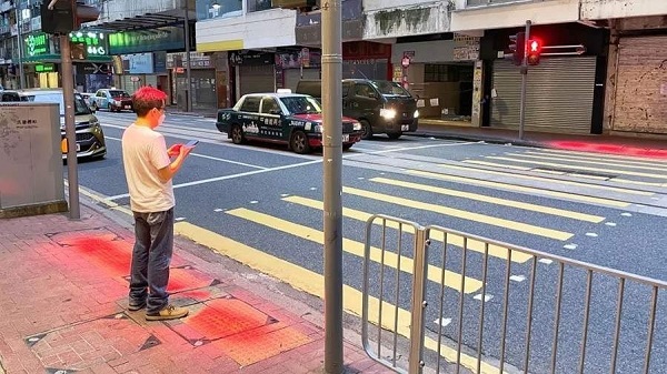 Hong Kong triển khai đèn giao thông đặc biệt cho những người thích ‘vùi đầu’ vào điện thoại