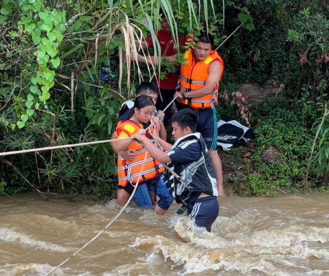 Người mắc kẹt kể lại phút nguy hiểm nước suối ào ào dâng cao ở Đà Nẵng, cảnh sát băng qua dòng nước xiết giải cứu