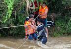 Người mắc kẹt kể lại phút nguy hiểm nước suối ào ào dâng cao ở Đà Nẵng, cảnh sát băng qua dòng nước xiết giải cứu