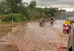 Đắk Lắk: Đường gần 700 tỷ mới thông xe đã dày đặc ổ gà, ngập như sông sau mưa