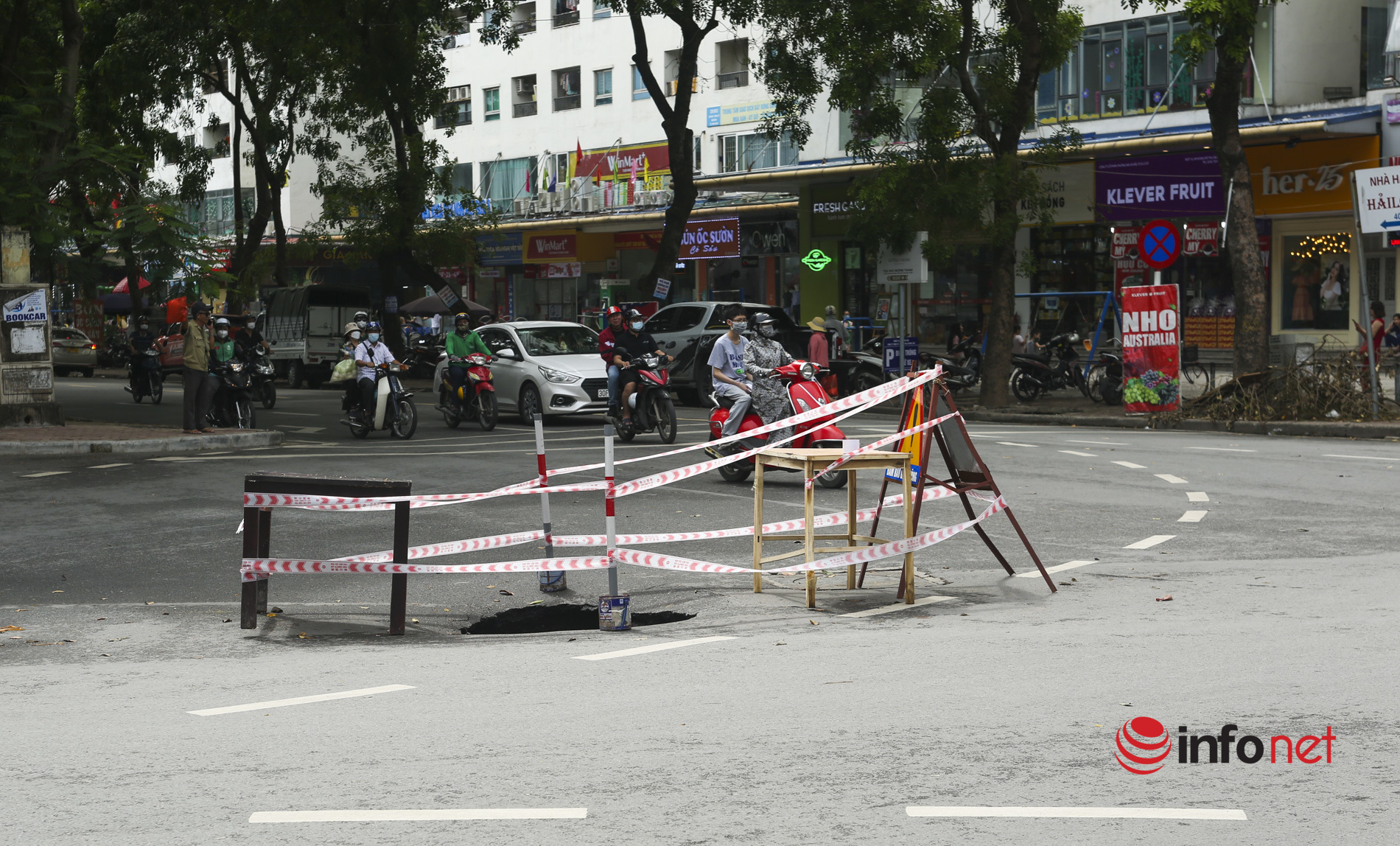 Nguyên nhân bất ngờ vụ hố sụt sâu 1m giữa phố Hà Nội