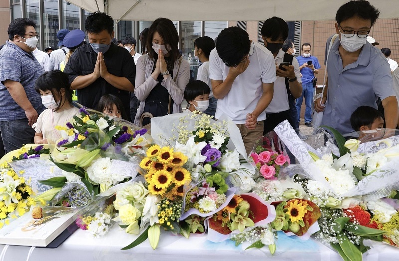 Người dân Nhật Bản đổ về ngôi đền tổ chức tang lễ cố Thủ tướng Shinzo Abe