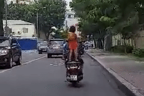 Cho bé gái 'làm xiếc' trên xe máy, tài xế bị dân mạng chỉ trích gay gắt