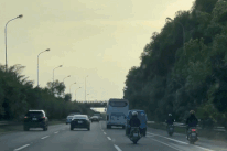Hàng dài xe máy lũ lượt chạy vào cao tốc Láng - Hòa Lạc dù biết sai quá sai!