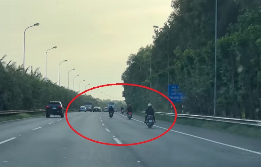 Hàng dài xe máy lũ lượt chạy vào cao tốc Láng - Hòa Lạc dù biết sai quá sai!