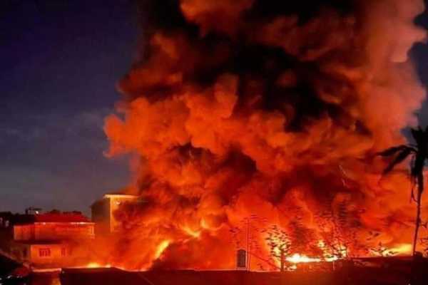 Cháy ngùn ngụt ở chợ Đọ Xá trong đêm, 120 gian hàng bị thiêu rụi, thiệt hại hàng tỷ đồng