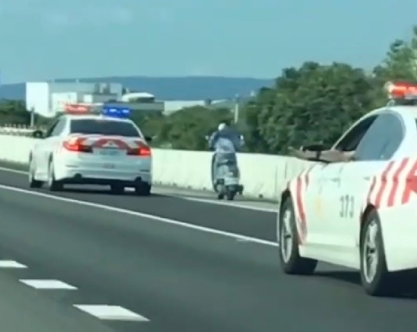 Nữ 'quái xế' chạy đua trên cao tốc với 4 ô tô cảnh sát nhận mức phạt ‘khủng’