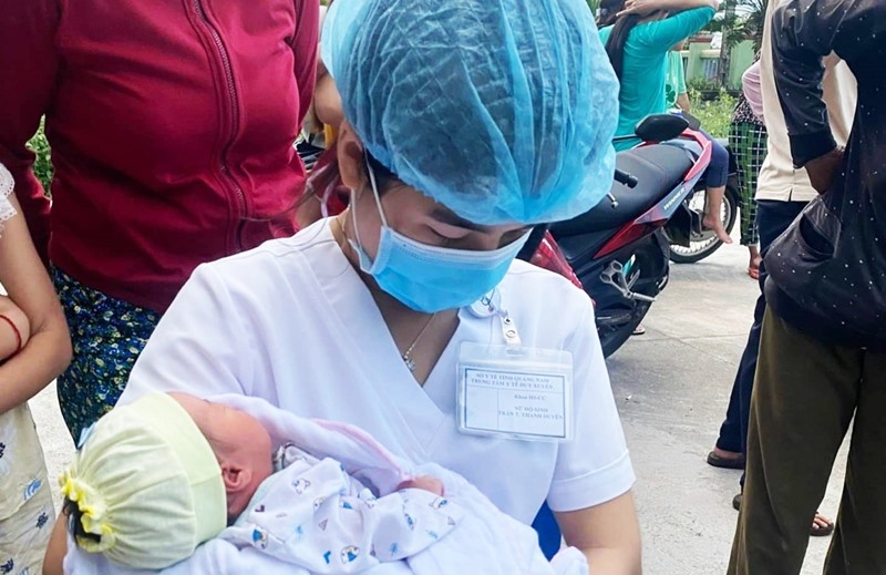 Quảng Nam: Tìm thân nhân bé gái sơ sinh 10 ngày tuổi bị bỏ rơi trước hàng rào