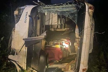 Phú Thọ: Lật ô tô khách giữa đêm khuya khiến 3 người tử vong