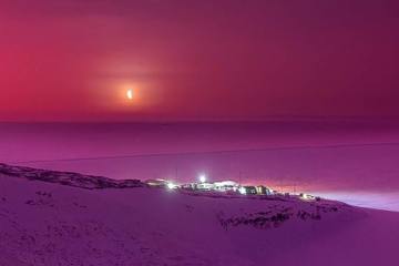 Bầu trời Nam Cực bừng sáng trong ánh sáng rực rỡ màu tím sau vụ phun trào núi lửa