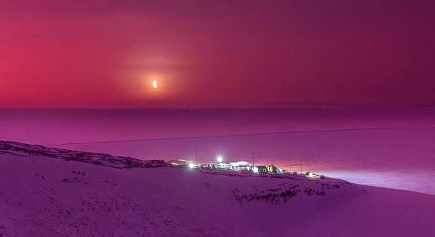 Bầu trời Nam Cực bừng sáng trong ánh sáng rực rỡ màu tím sau vụ phun trào núi lửa