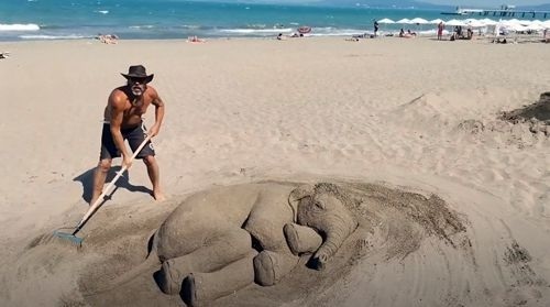 Nhà điêu khắc tạo ra một chú voi giống như thật từ cát và 20 xô nước biển