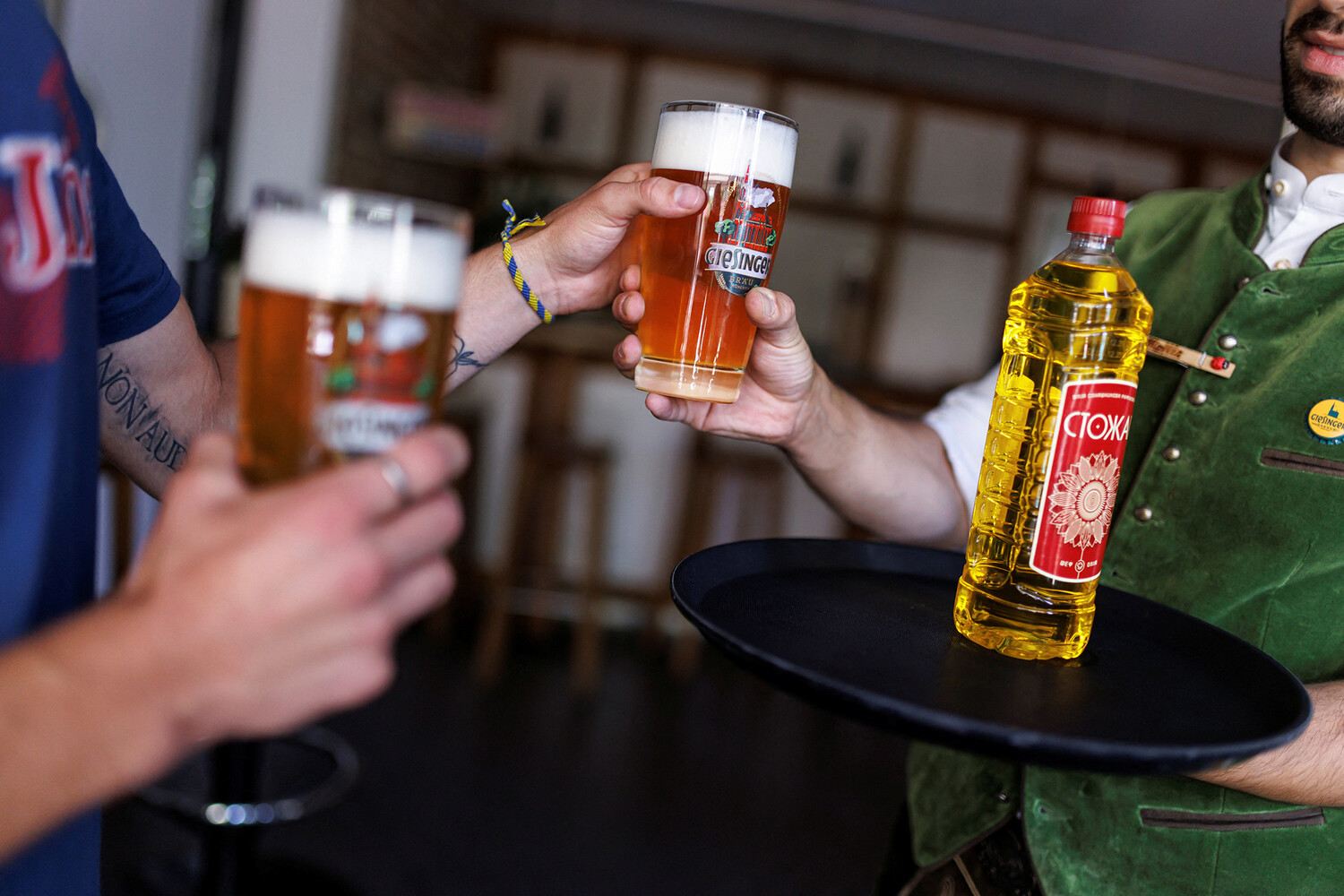 Quán bar ở Đức đổi bia lấy dầu hướng dương
