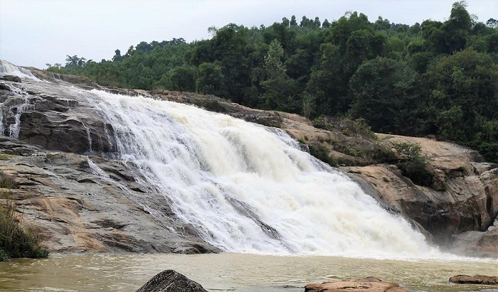 Cô gái trẻ bị cuốn trôi mất tích khi tắm thác Sao Va, Nghệ An
