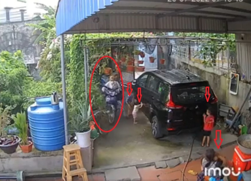 'Gái xinh' không đội mũ bảo hiểm lao xe máy vào nhà dân để trốn, chủ nhà ra tận cổng đón CSGT vào bắt