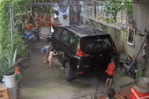 'Gái xinh' không đội mũ bảo hiểm lao xe máy vào nhà dân để trốn, chủ nhà ra tận cổng đón CSGT vào bắt