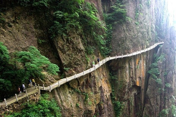 Những cây cầu đáng sợ nhất thế giới không dành cho những người yếu tim