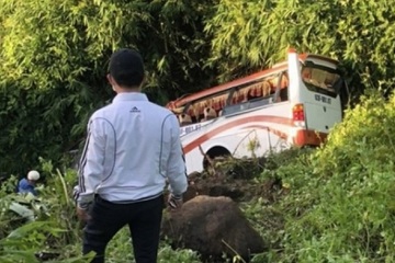 Xe chở 23 hành khách lao xuống đèo Đại Ninh ở Bình Thuận