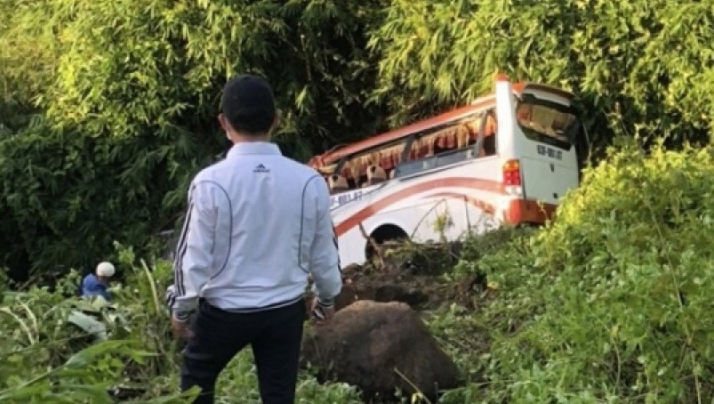 Xe chở 23 hành khách lao xuống đèo Đại Ninh ở Bình Thuận