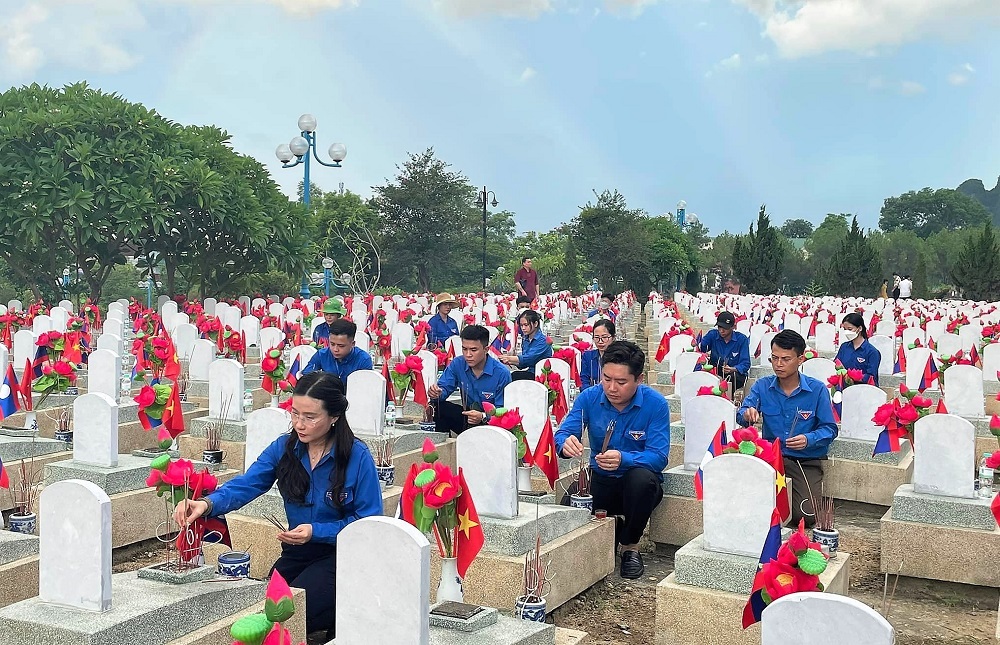 Quét mã QR, dễ dàng tìm thông tin liệt sỹ tại Nghĩa trang quốc tế Việt - Lào