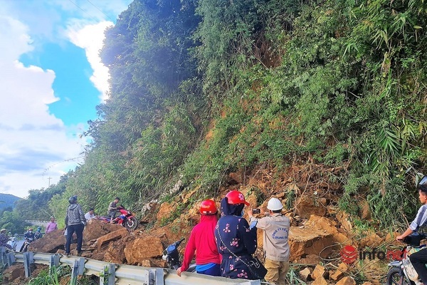 Sạt lở trên quốc lộ 16, huyện miền núi Nghệ An bị chia cắt