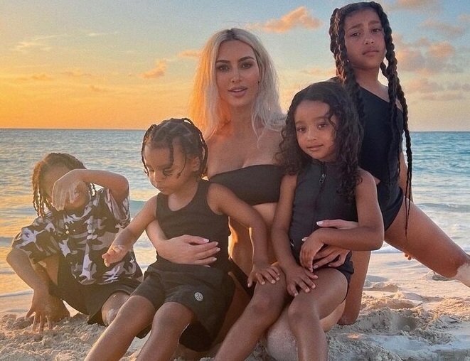 Bà mẹ Kim Kardashian bị chỉ trích 'thấp kém' vì đăng bán quần áo cũ của 4 con