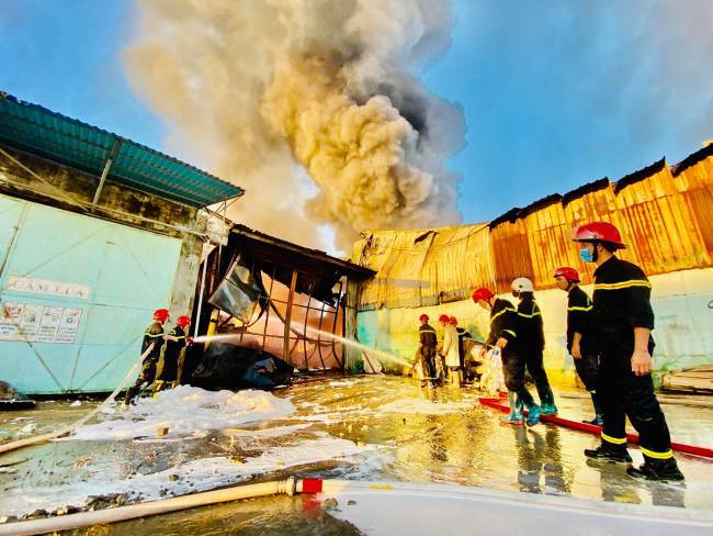 Cháy lớn trong kho vật tư nhà máy biến áp Đà Nẵng, 22 xe chữa cháy được điều đến dập lửa
