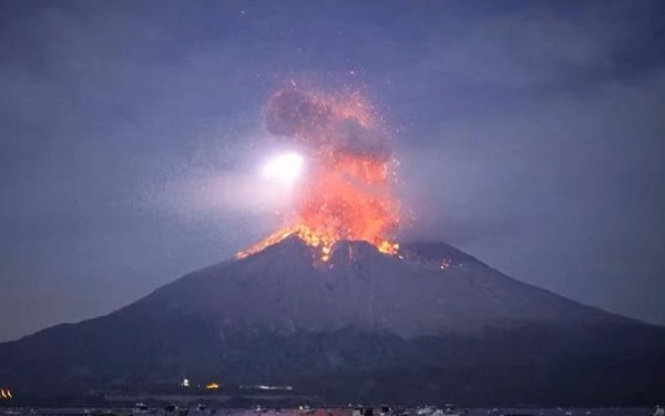 thumbnail - Cận cảnh núi lửa ở Nhật Bản phun trào khiến nhiều người phải sơ tán
