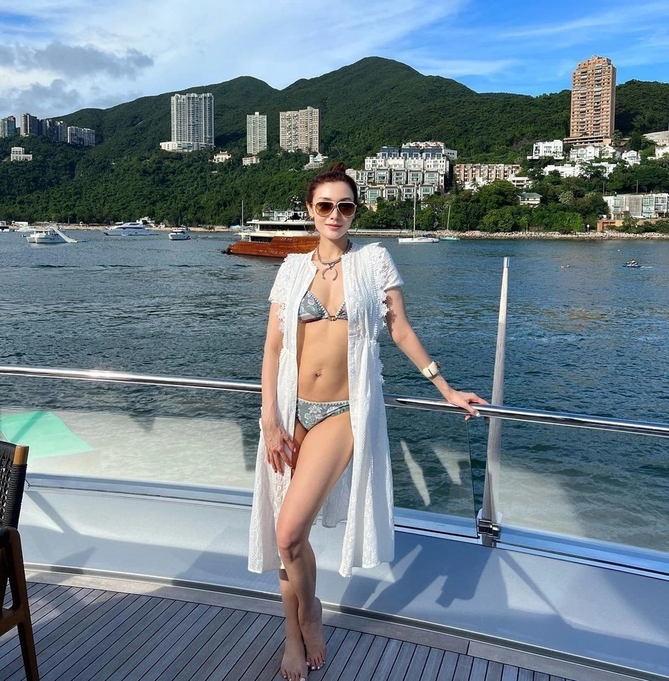 'Hoa hậu đẹp nhất Hồng Kông' gây trầm trồ với nhan sắc vượt thời gian ở tuổi ngũ tuần