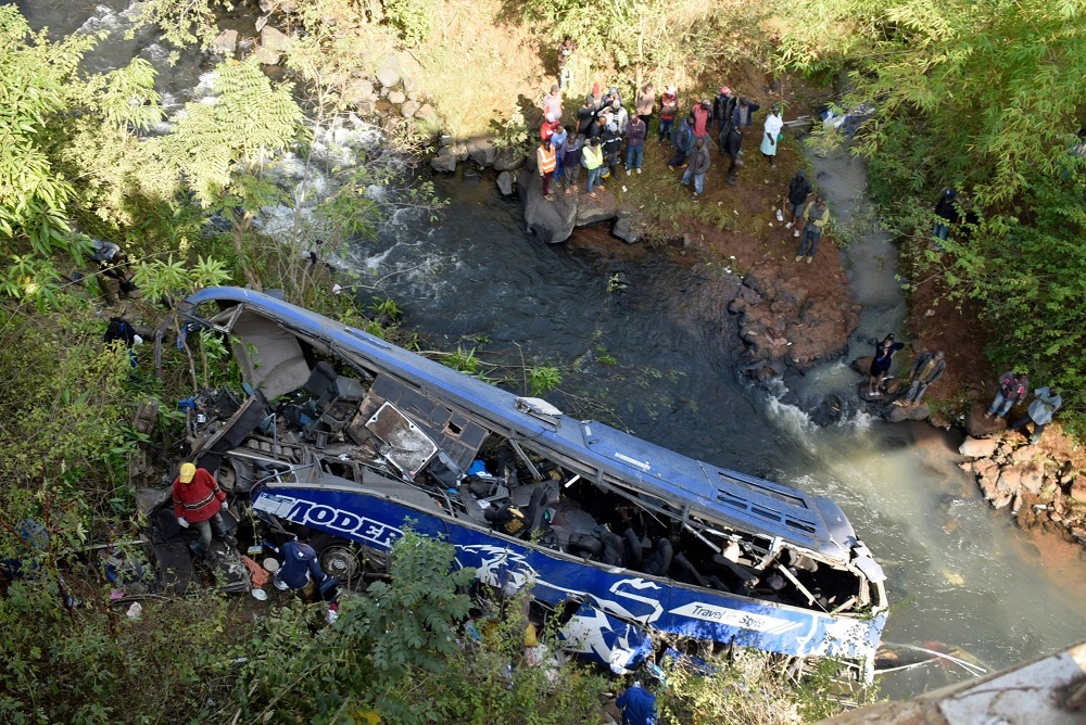 Xe buýt lao xuống sông cách mặt cầu 40m khiến 34 người chết