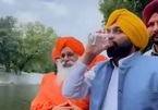 Uống nước trên 'sông thiêng' bị ô nhiễm, quan chức Ấn Độ gặp kết đắng