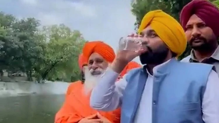 thumbnail - Uống nước trên 'sông thiêng' bị ô nhiễm, quan chức Ấn Độ gặp kết đắng
