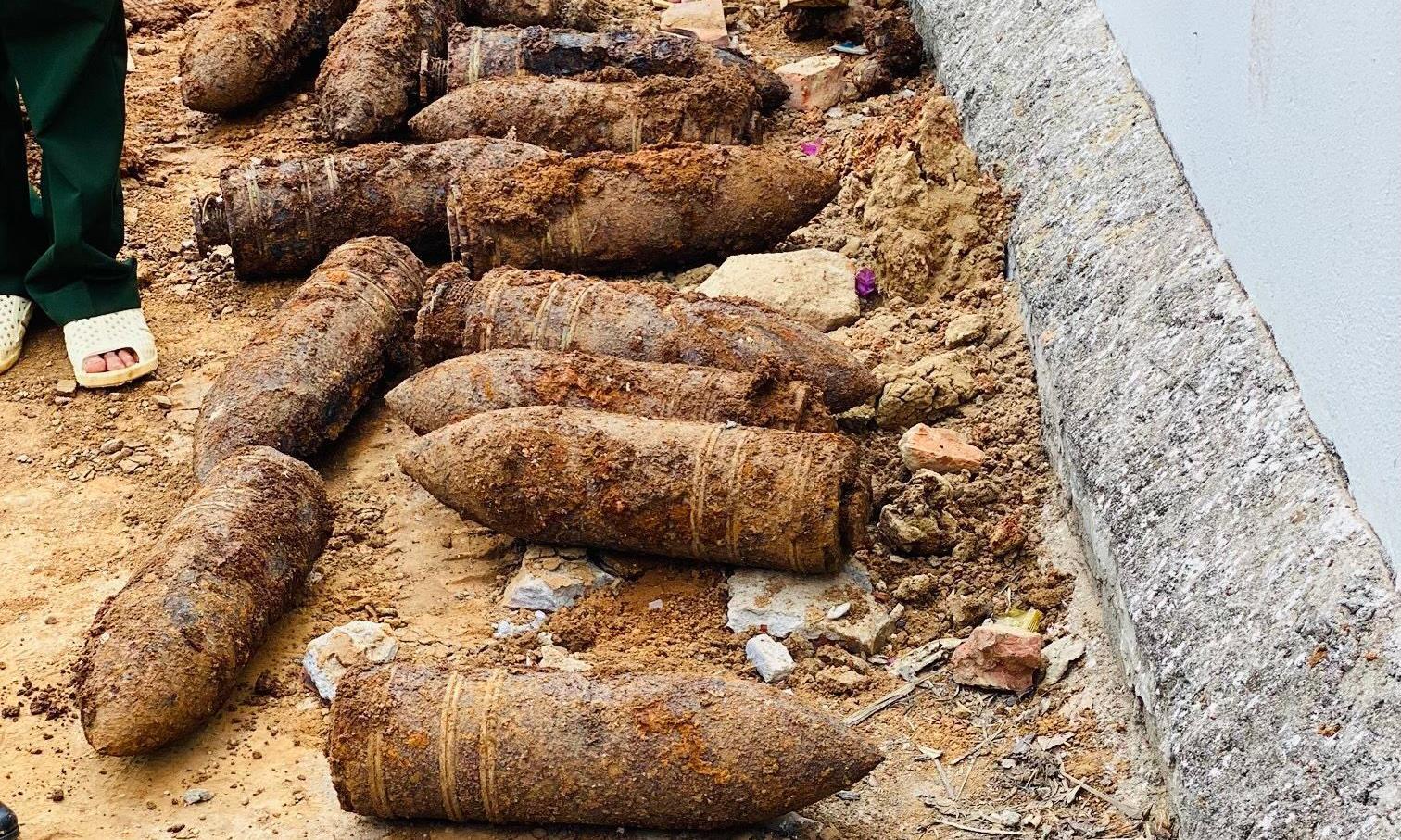 Đào móng nhà phát hiện hơn 400kg đầu đạn và vỏ lựu đạn