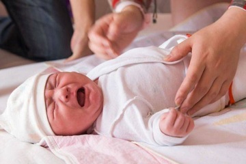 Nguyên nhân trẻ sơ sinh khóc đêm và cách cải thiện tình trạng, giảm stress cho bố mẹ